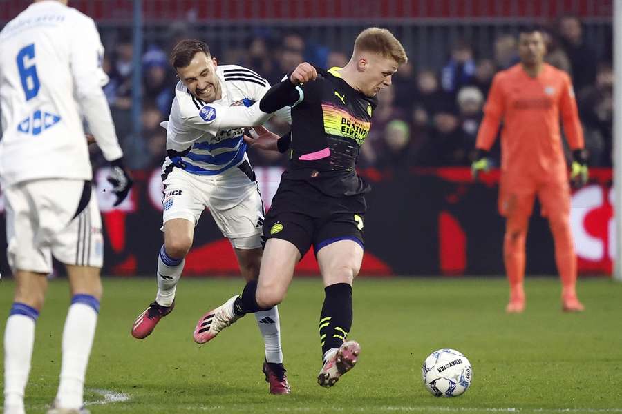 Dylan Vente of PEC Zwolle holds Jerdy Schouten's shirt during the game between PEC and PSV