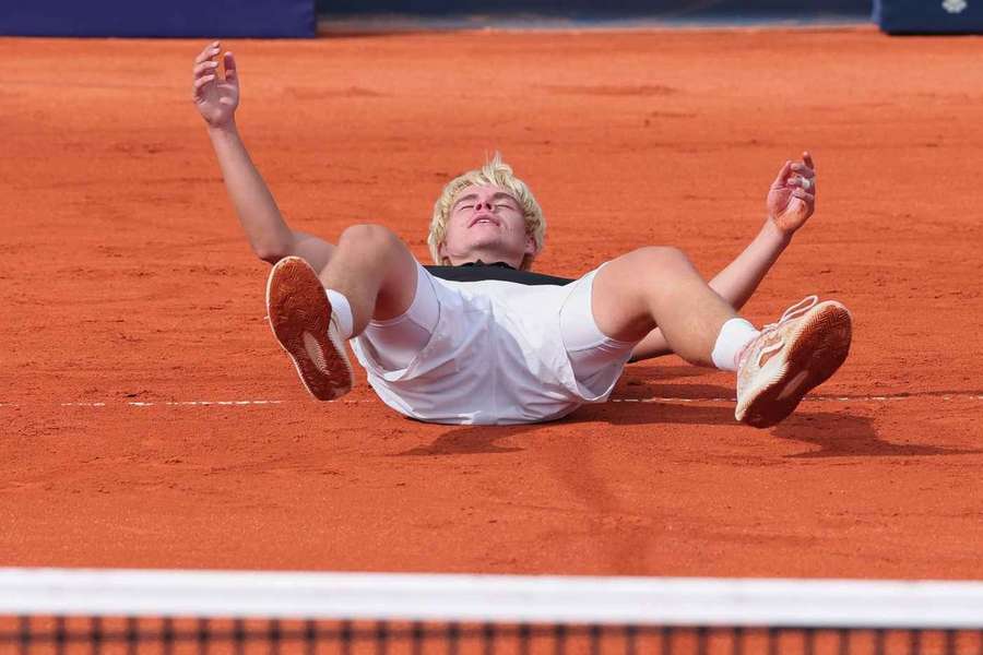Dedura-Palomero sank nach seinem Sieg über Shapovalov zu Boden