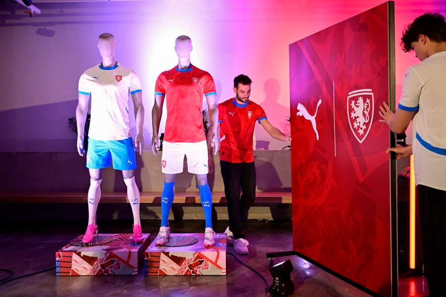 Posledních 33 let oblékala českou reprezentaci společnost Puma. Posledních 33 let oblékala českou reprezentaci společnost Puma.