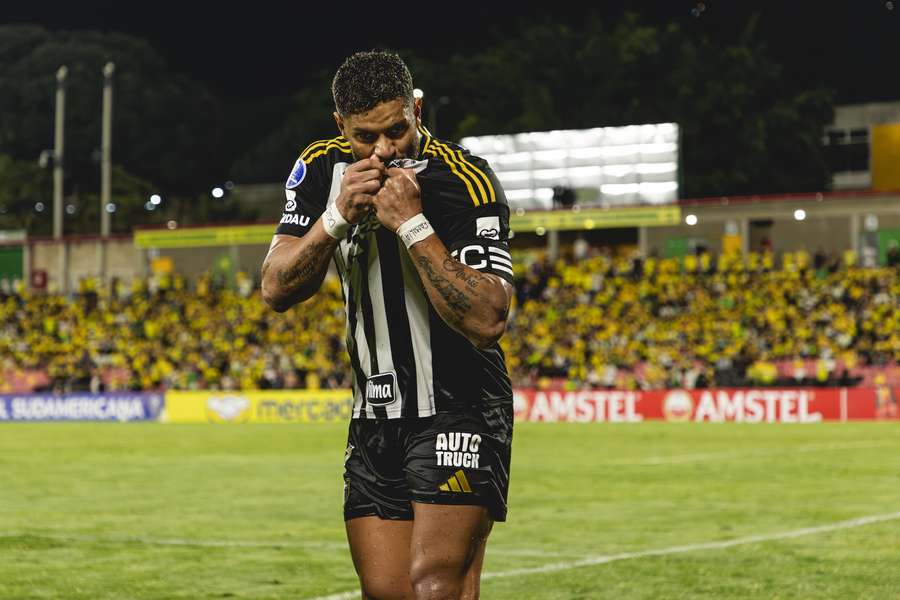 Hulk beija o escudo do Galo após marcar na Colômbia