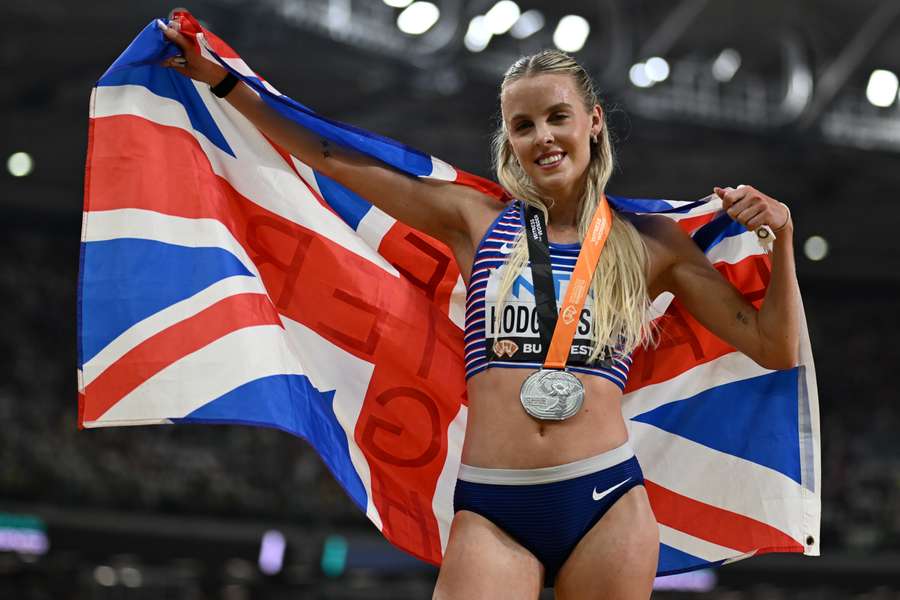 Keely Hodgkinson, medalha de prata do Reino Unido, festeja com a sua medalha e a bandeira nacional após a final dos 800 metros femininos