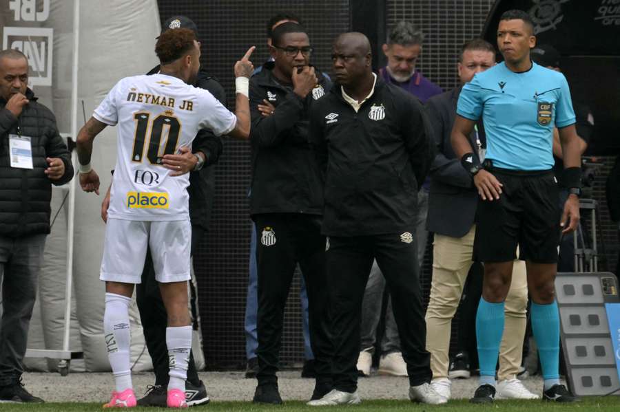 Neymar discute com o quarto árbitro Bruno Mota Correia Neymar discute com o quarto árbitro Bruno Mota Correia