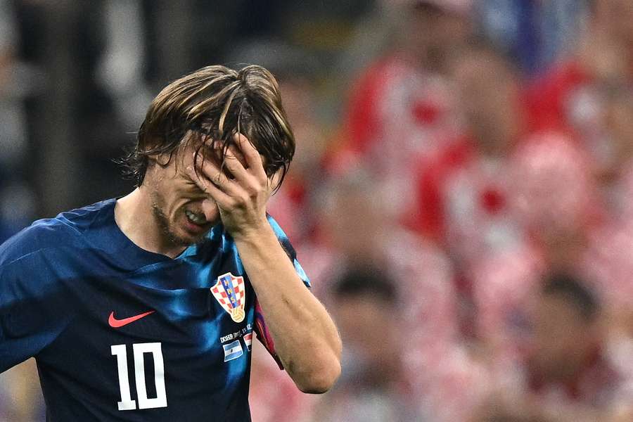 Luka Modric deja el césped entre lágrimas tras la derrota ante Argentina.