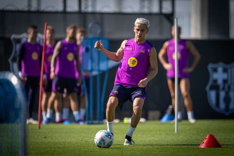 Gavi, conduciendo un balón durante el entrenamiento del miércoles