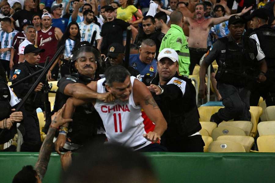 In Rio de Janeiro kam es am Dienstagabend (Ortszeit) zur gewaltsamen Eskalation.