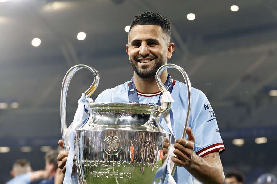 Riyad Mahrez celebra conquista da Champions com o City