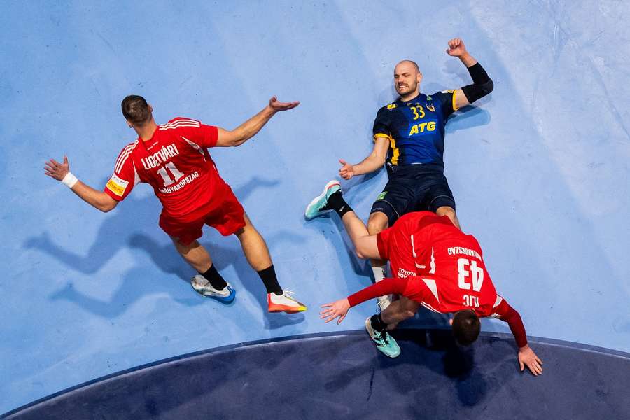 Suécia foi travada pela Hungria e empatou (32-32) Suécia foi travada pela Hungria e empatou (32-32)