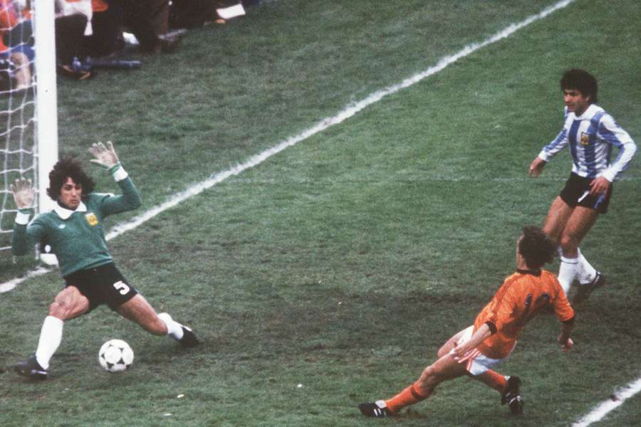 Luis Galvan (en haut à droite), à la Coupe du monde 1978 contre les Pays-Bas.