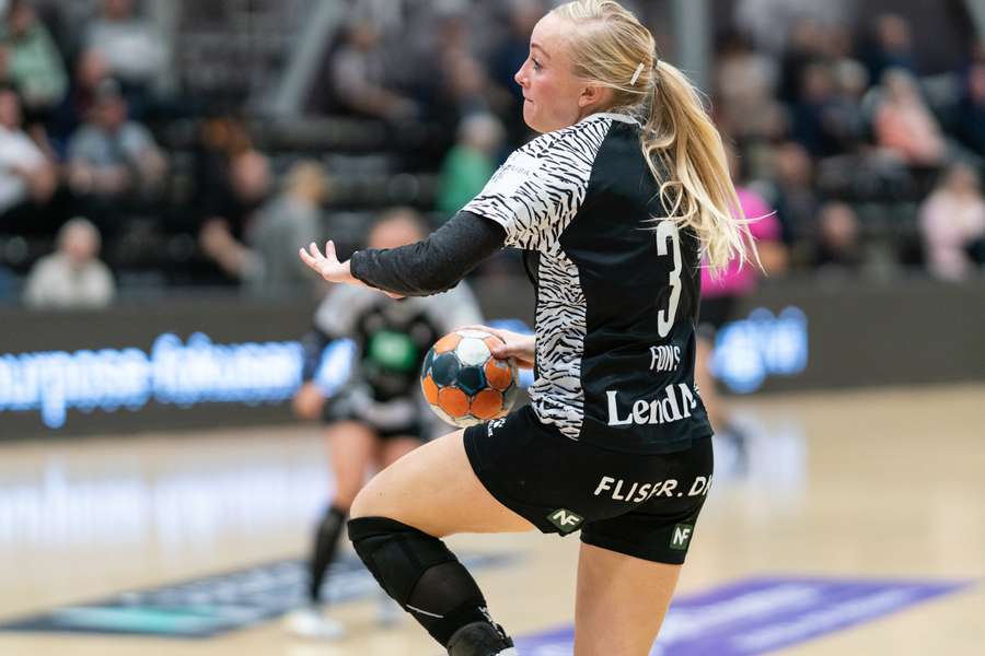 Louise Føns i aktion for København Håndbold