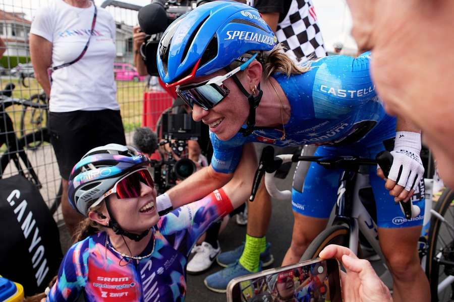 Antonia Niedermaier mit Giro-Siegerin Demi Vollering Antonia Niedermaier mit Giro-Siegerin Demi Vollering