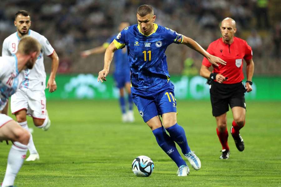 Dzeko marcou o golo da vitória da Bósnia