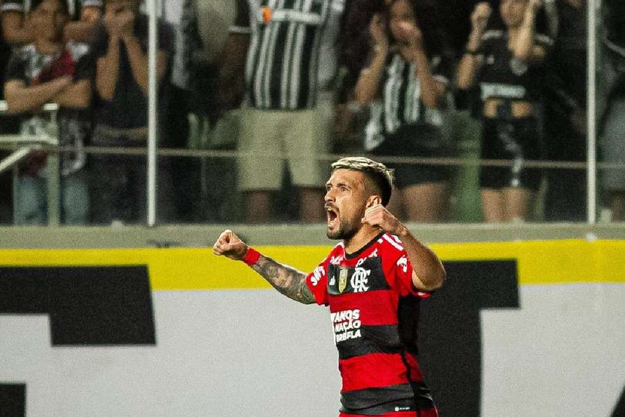 Arrascaeta celebra vitória do Flamengo no Independência