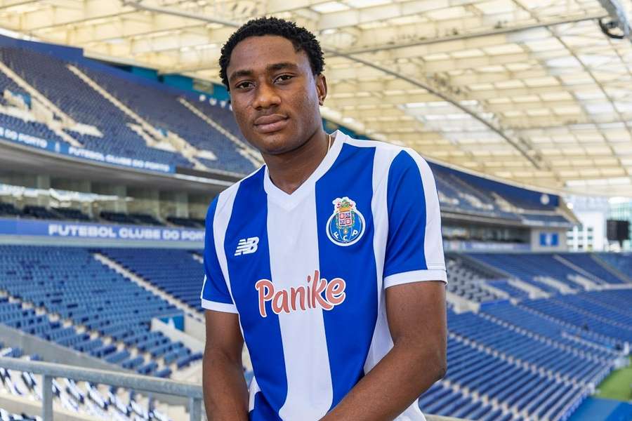 Abraham Obasi assinou contrato profissional com o FC Porto Abraham Obasi assinou contrato profissional com o FC Porto