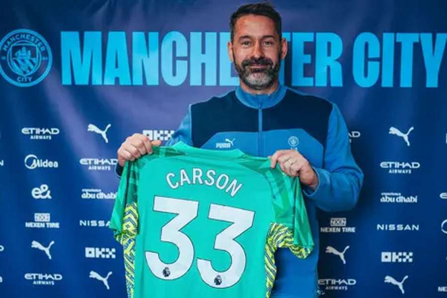 Scott Carson renovou até 2024