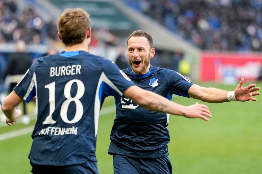 Burger (l.) lässt sich von seinem Teamkollegen Coufal (r.) feiern