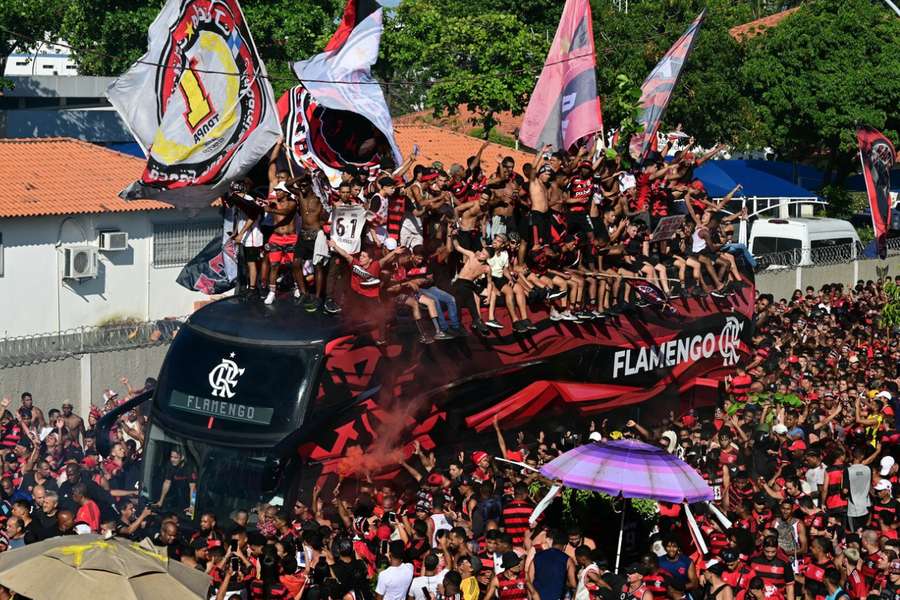 Nação Rubro-Negra escalou literalmente o autocarro Nação Rubro-Negra escalou literalmente o autocarro