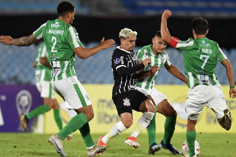 Racing-URU e Corinthians acabaram empatando no Centenário