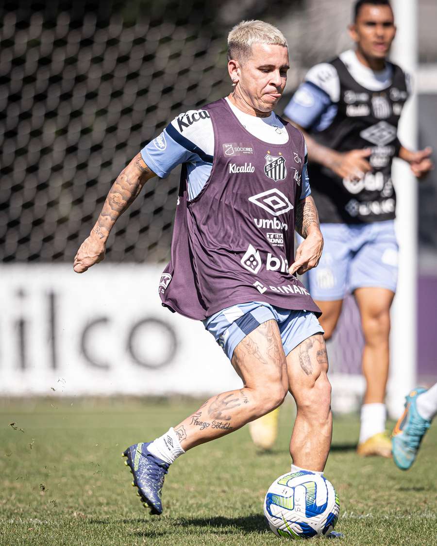 Soteldo voltou a treinar com o grupo do Santos esta semana