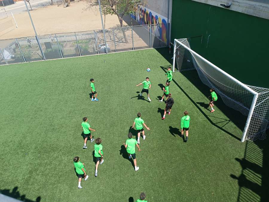 Jouer au foot > regarder du foot