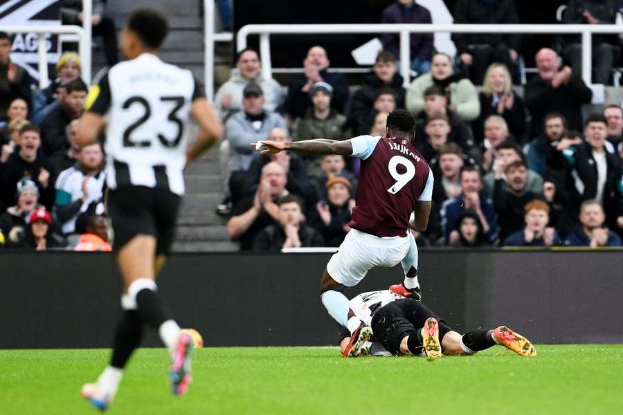 El pisotón de Jhon Durán a Fabian Schär.