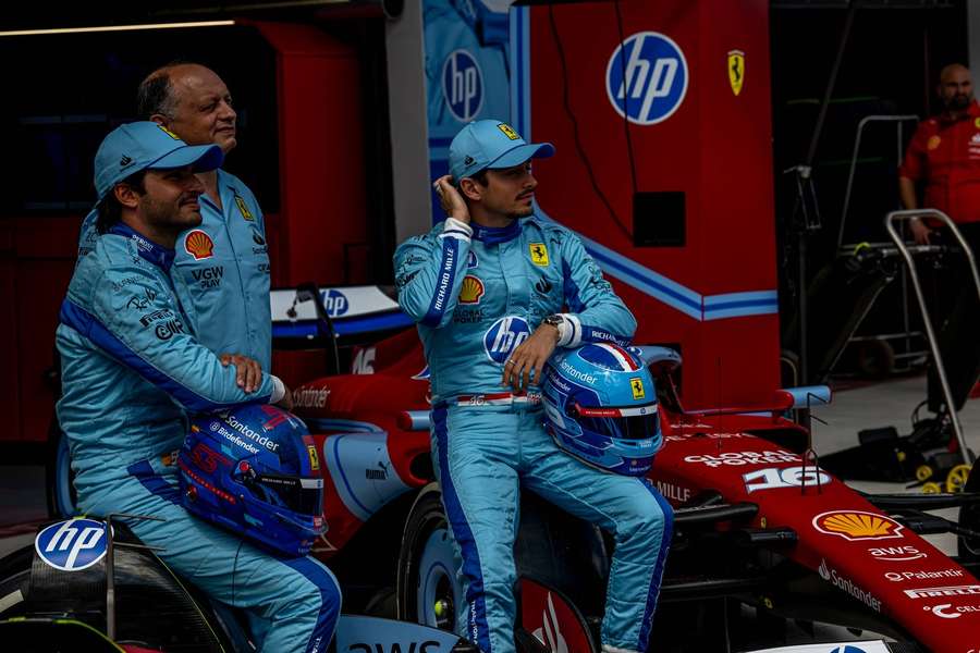 Piloti Ferrari pojedou v modrých kombinézách.