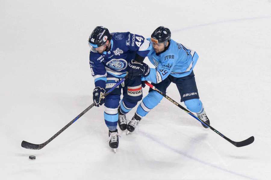 Osburn a Solenský v súboji počas duelu základnej časti.