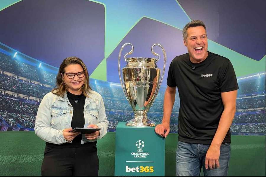 O ex-goleiro ao lado da Orelhuda em evento de patrocinador da Champions
