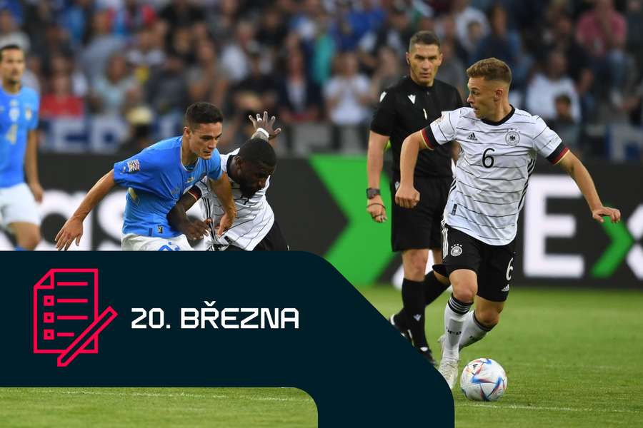 Joshua Kimmich (vpravo) uniká s míčem v zápase s Itálií.