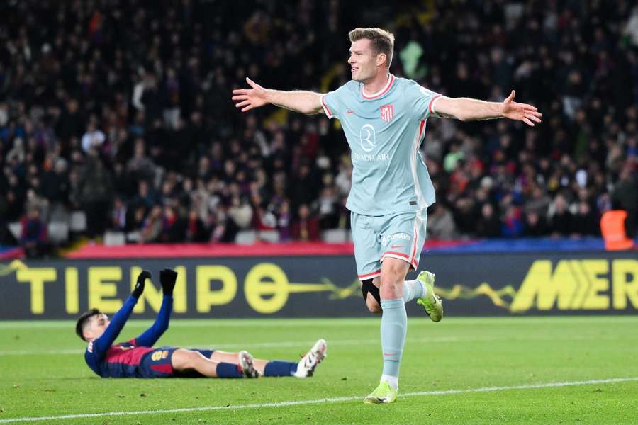 Sorloth celebra o seu golo frente ao Barcelona em Montjuïc