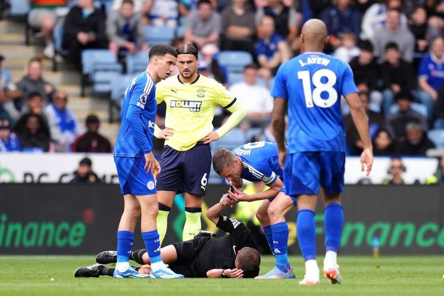 Vardy usa el silbato mientras el árbitro se duele en el campo.
