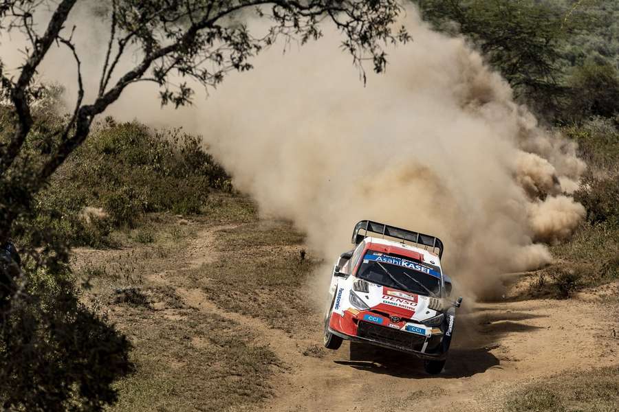Sébastien Ogier drží minimální náskok