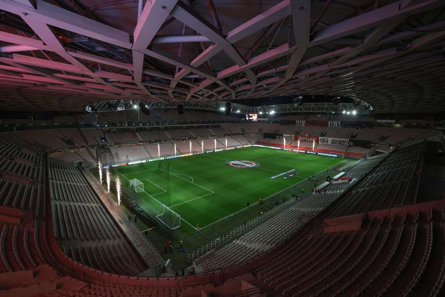 Při zápasech OGC Nice se do hlediště vejde 36 tisíc diváků.