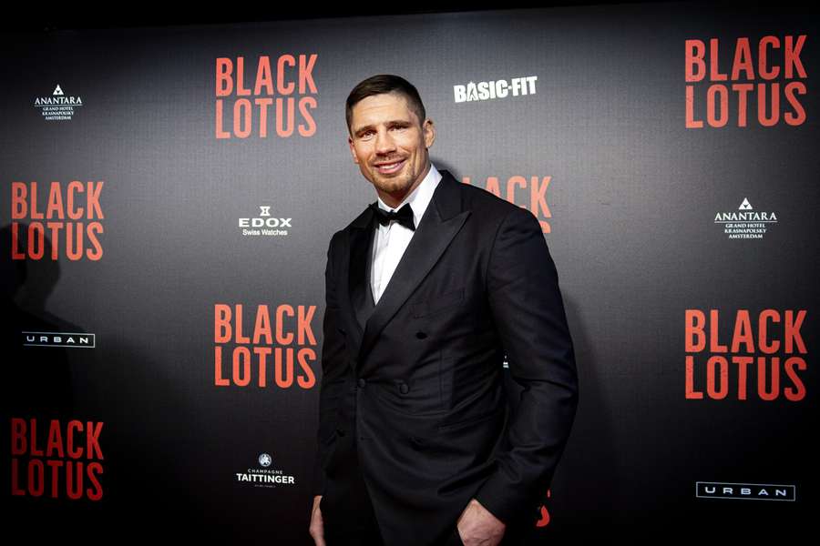 Verhoeven op de rode loper voor de premiere van Black Lotus