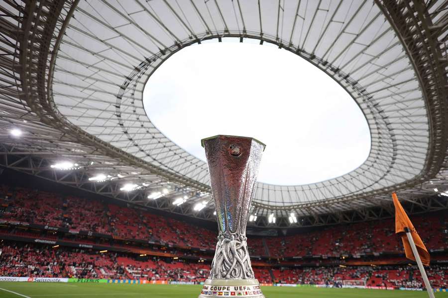 Trofeul Europa League pe stadionul din Bilbao în 2025 Trofeul Europa League pe stadionul din Bilbao în 2025