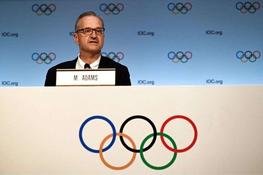 Mark Adams comparece ante los medios.
