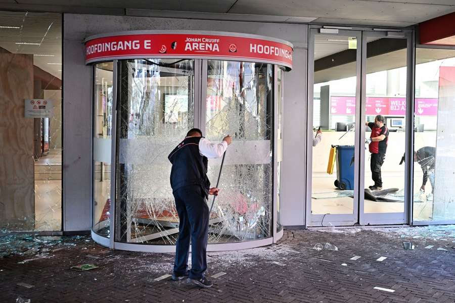Huligani au vandalizat intrarea principală a Johan Cruyff ArenA după meciul din Eredivisie dintre Ajax și Feyenoord în septembrie 2023 Huligani au vandalizat intrarea principală a Johan Cruyff ArenA după meciul din Eredivisie dintre Ajax și Feyenoord în septembrie 2023
