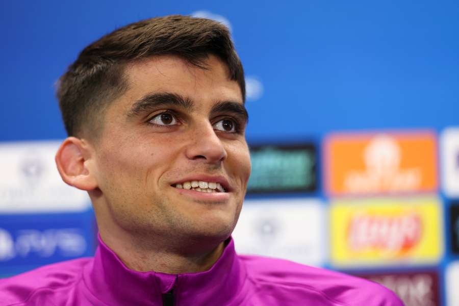 Gerard Martín, sonriente durante la previa ante el Eintracht