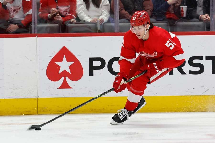 Moritz Seider im Trikot der Detroit Red Wings mit Assist gegen die Chicago Blackhawks