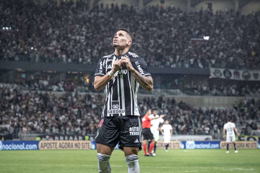 Paulinho foi o destaque do Atlético-MG na vitória sobre o Corinthians