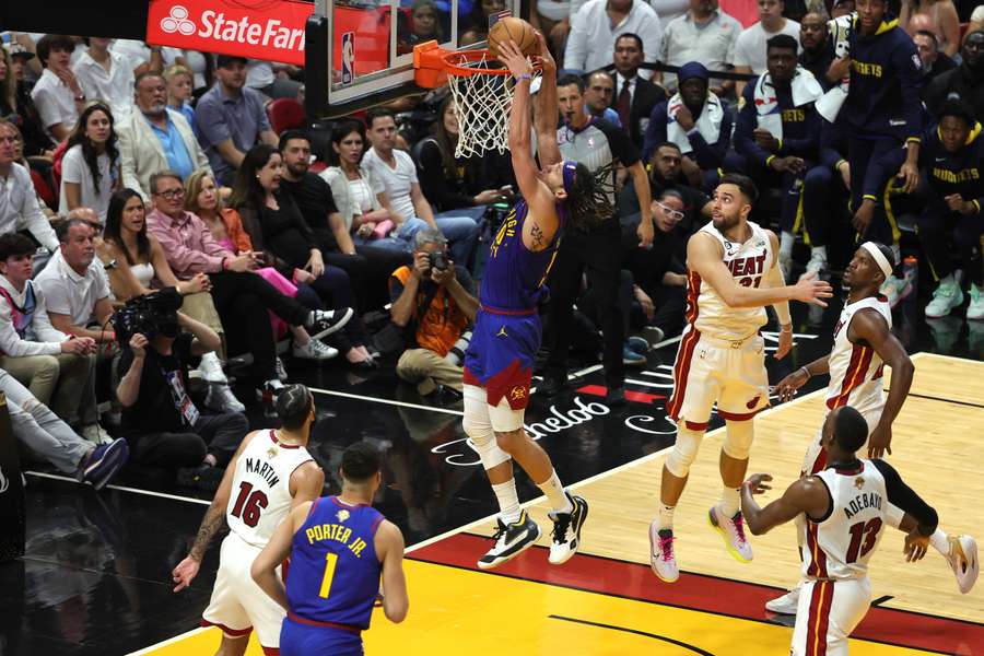 Aaron Gordon van Denver dunkt even een balletje in de vierde wedstrijd van de NBA-finals op bezoek bij Miami