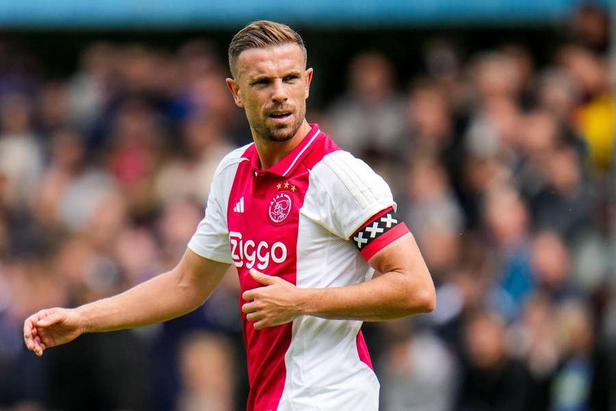 Jordan Henderson draagt de aanvoerdersband bij afwezigheid van Steven Bergwijn