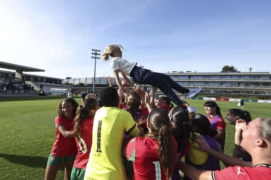Marisa Gomes, selecionadora nacional, erguida aos céus pelas jogadoras