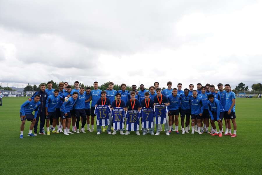 Equipa principal recebeu os campeões sub-17