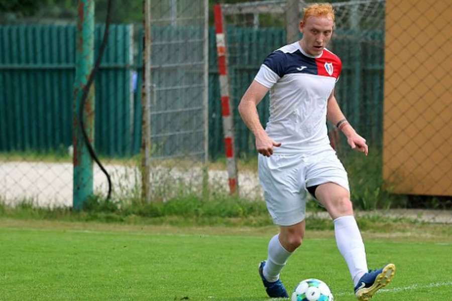 Tomáš Kuchta v akci na zeleném pažitu.