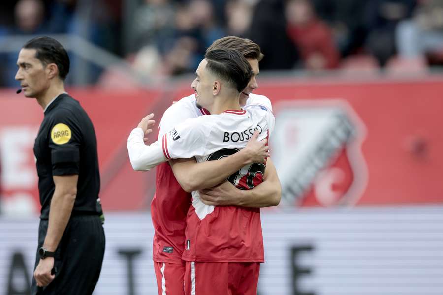 Othmane Boussaid ontvangt felicitaties na het scoren van de 2-0