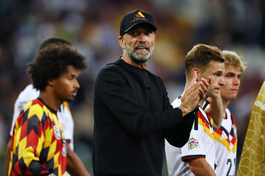 Jürgen Klopp applaudiert nach der Niederlage gegen Griechenland den deutschen Fans.