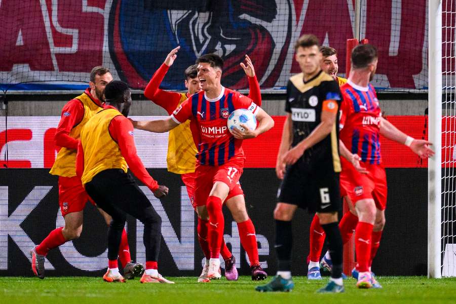 Der Österreicher Mathias Honsak (M.) war im Relegations-Hinspiel für den 2:2-Endstand verantwortlich
