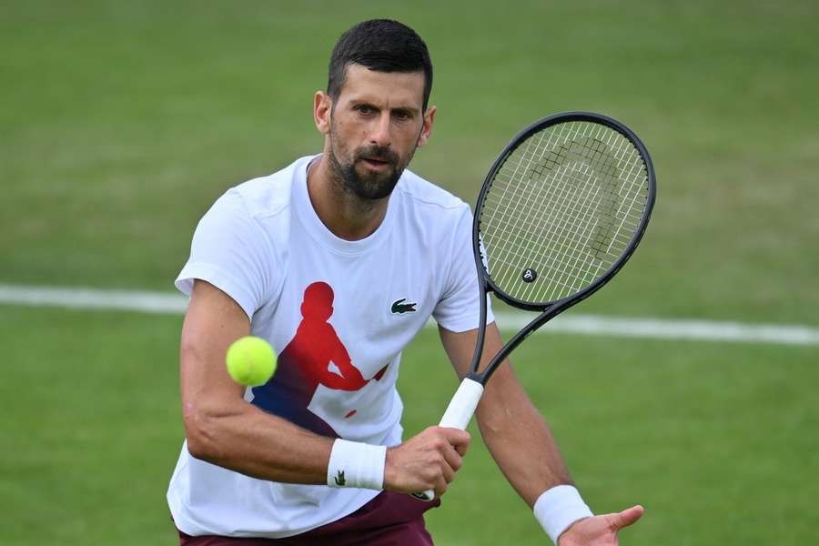 Novak Djokovic bereitet sich trotz Meniskus-Verletzung intensiv auf Wimbledon 2024 vor.