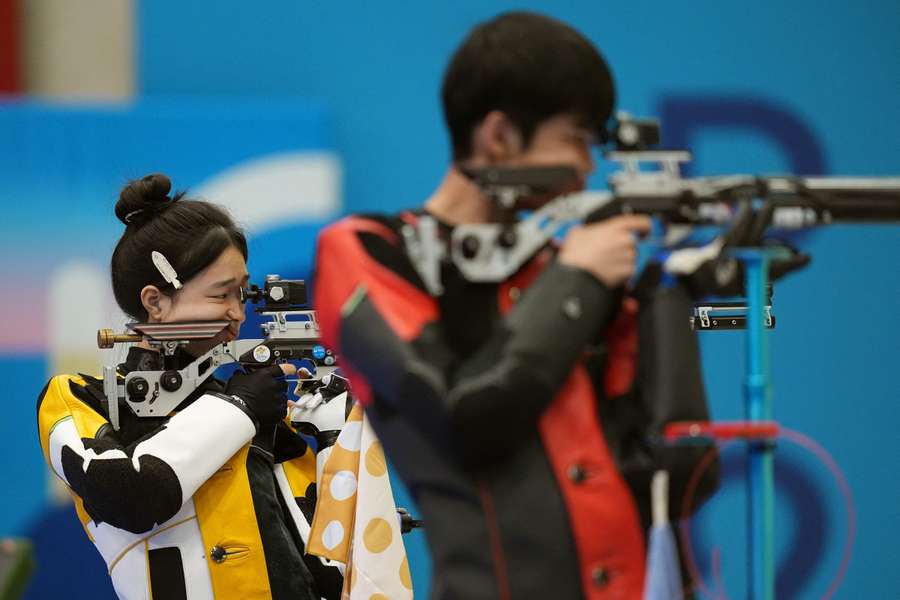 Yuting Huang (L) of China and Lihao Sheng of China in action