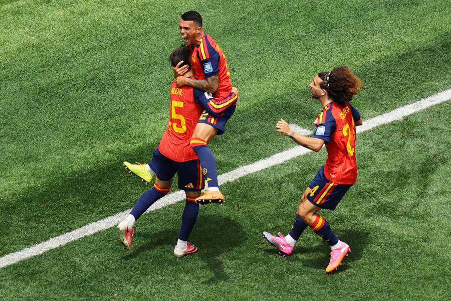 Pedro Porro celebra con Baena y Cucurella el segundo gol de España Pedro Porro celebra con Baena y Cucurella el segundo gol de España